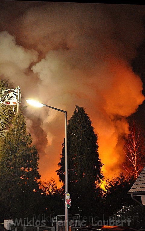 Vollbrand Einfamilienhaus Koeln Fuehlingen Roggendorfer Weg P068.JPG